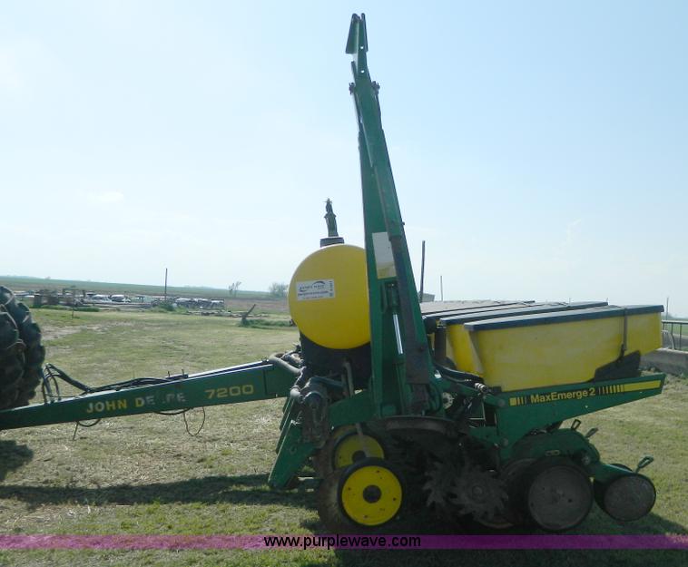 image for item B3611 John Deere 7200 8 row planter