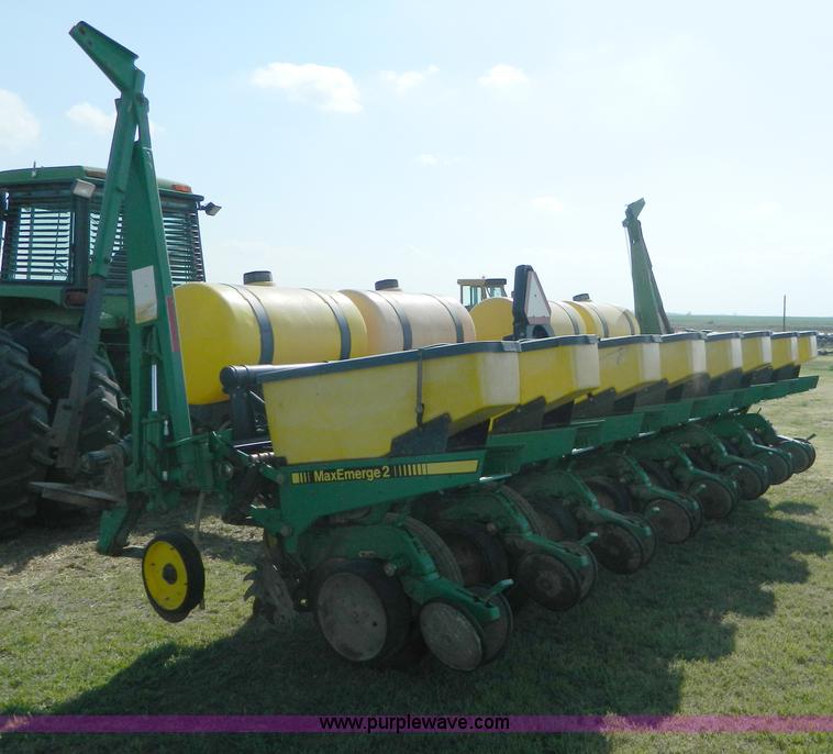 image for item B3611 John Deere 7200 8 row planter