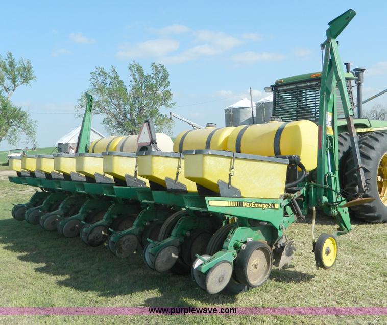 image for item B3611 John Deere 7200 8 row planter