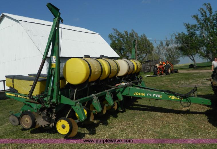 image for item B3611 John Deere 7200 8 row planter