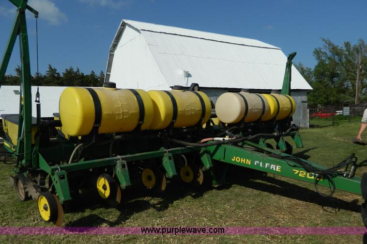 image for item B3611 John Deere 7200 8 row planter