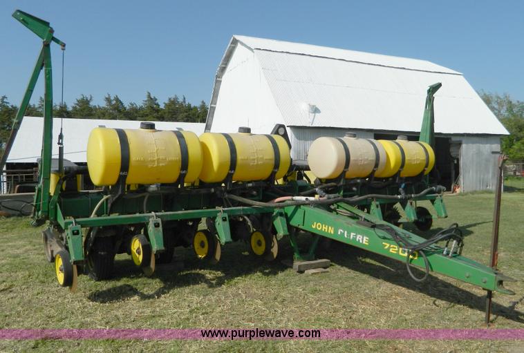 image for item B3611 John Deere 7200 8 row planter