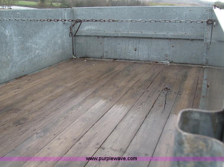 image for item B5115 Lindsay 5025A towable grain wagon