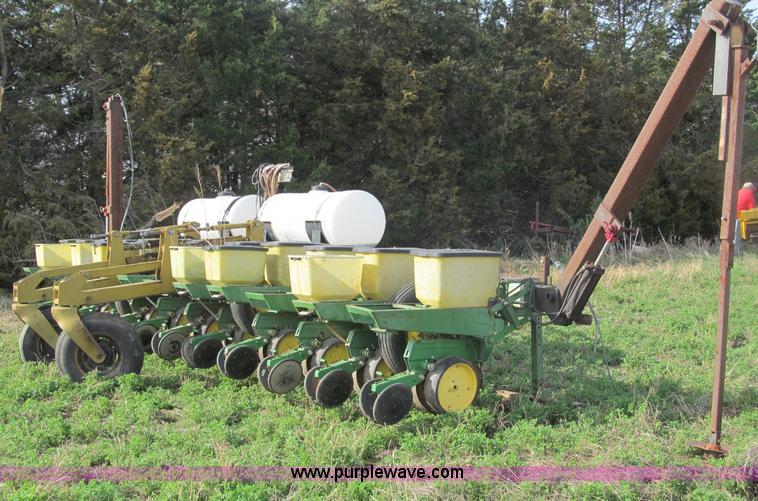 image for item B5118 John Deere 7100 12 row planter