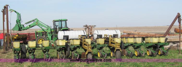 image for item B5118 John Deere 7100 12 row planter