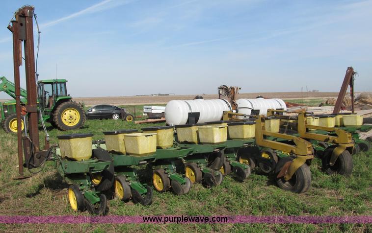 image for item B5118 John Deere 7100 12 row planter
