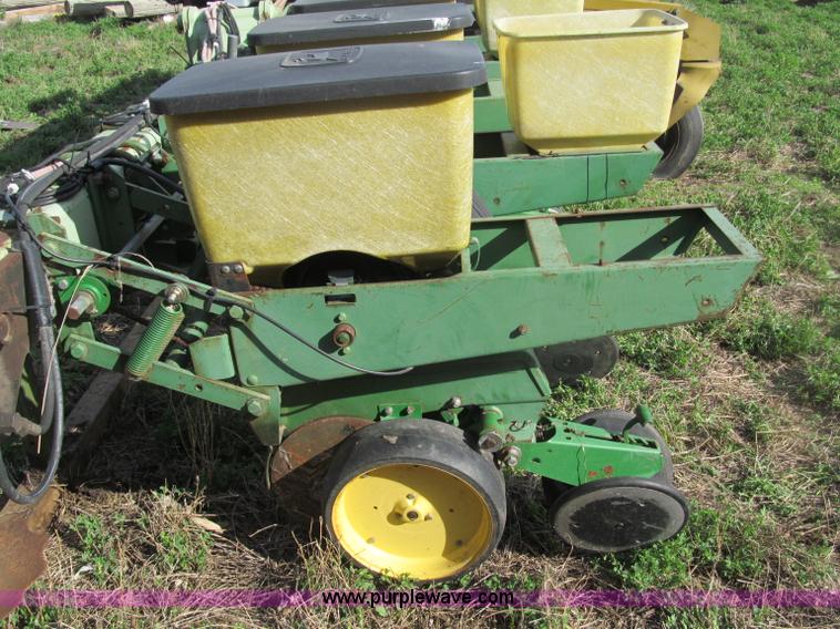 image for item B5118 John Deere 7100 12 row planter