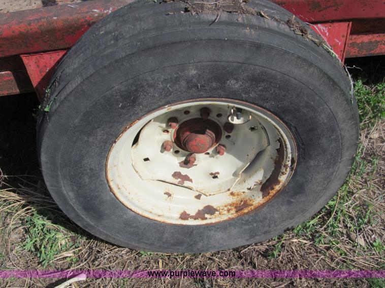 image for item B5121 Apache WEW24A2 hay trailer feeder wagon