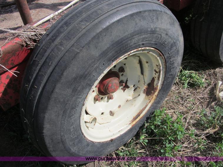 image for item B5121 Apache WEW24A2 hay trailer feeder wagon