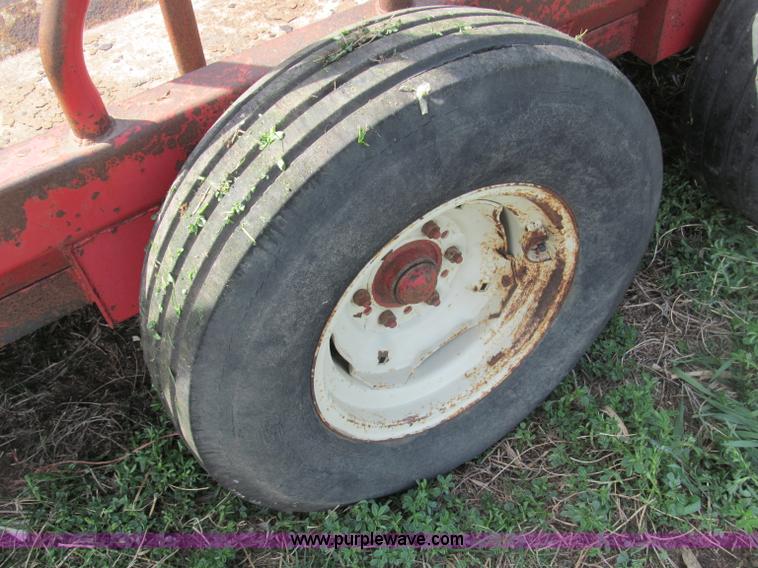 image for item B5121 Apache WEW24A2 hay trailer feeder wagon