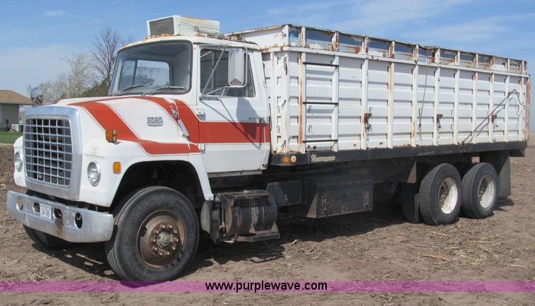 image for item B5122 1977 Ford 9000 tandem axle grain truck