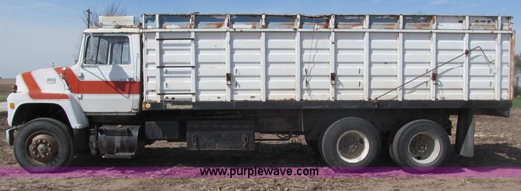 image for item B5122 1977 Ford 9000 tandem axle grain truck