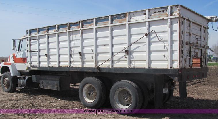 image for item B5122 1977 Ford 9000 tandem axle grain truck