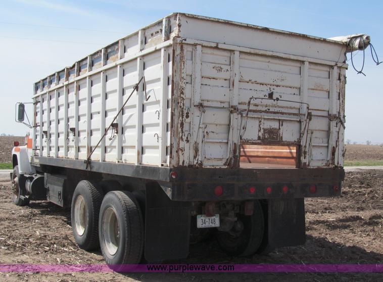 image for item B5122 1977 Ford 9000 tandem axle grain truck