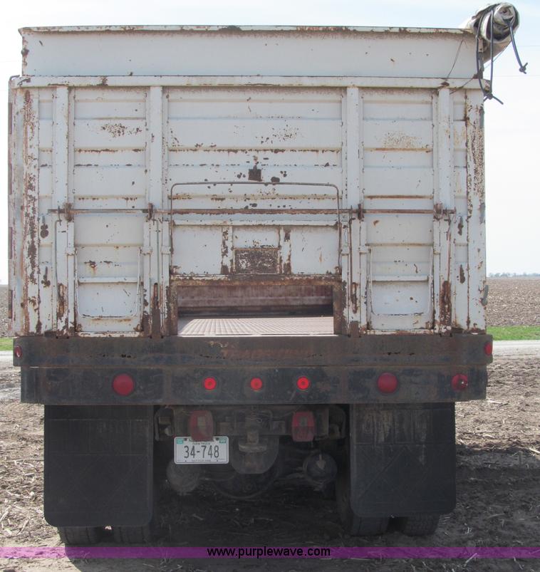image for item B5122 1977 Ford 9000 tandem axle grain truck