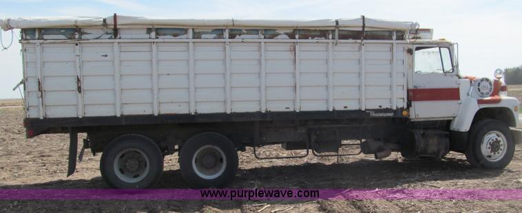 image for item B5122 1977 Ford 9000 tandem axle grain truck