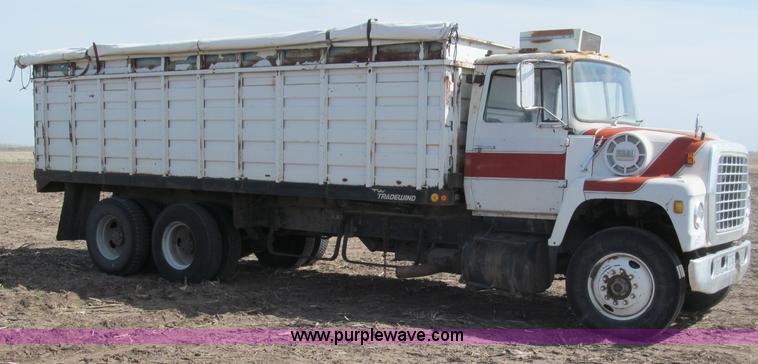 image for item B5122 1977 Ford 9000 tandem axle grain truck