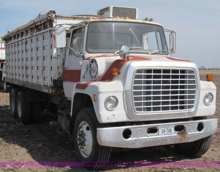 image for item B5122 1977 Ford 9000 tandem axle grain truck