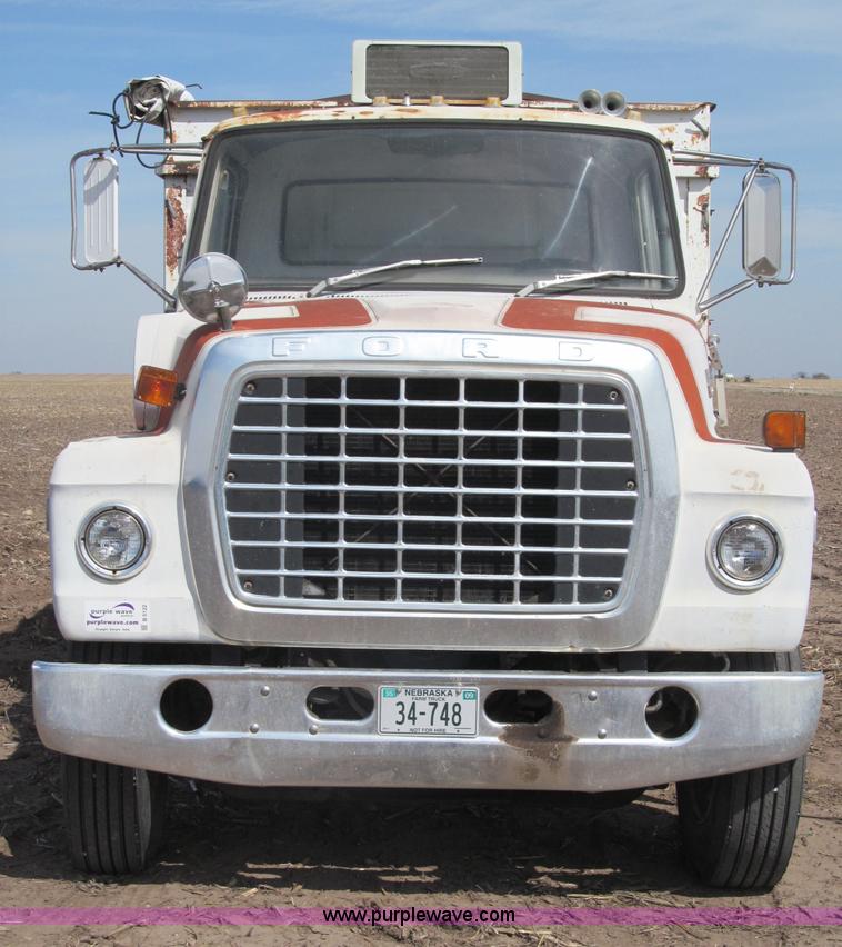 image for item B5122 1977 Ford 9000 tandem axle grain truck