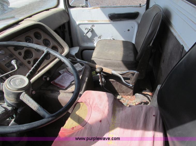 image for item B5122 1977 Ford 9000 tandem axle grain truck