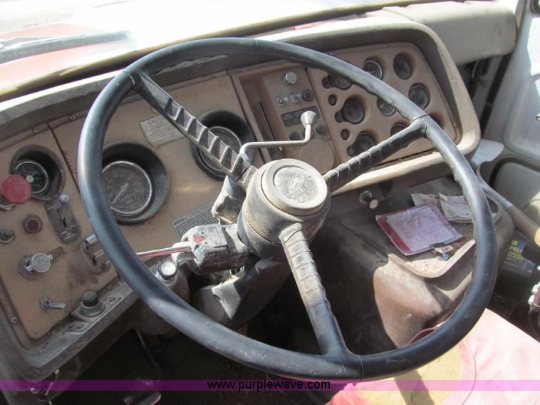 image for item B5122 1977 Ford 9000 tandem axle grain truck