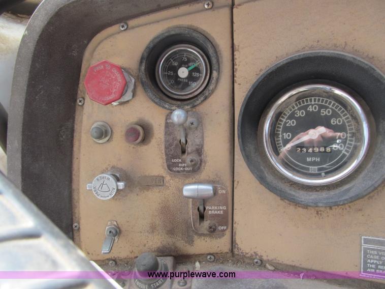 image for item B5122 1977 Ford 9000 tandem axle grain truck