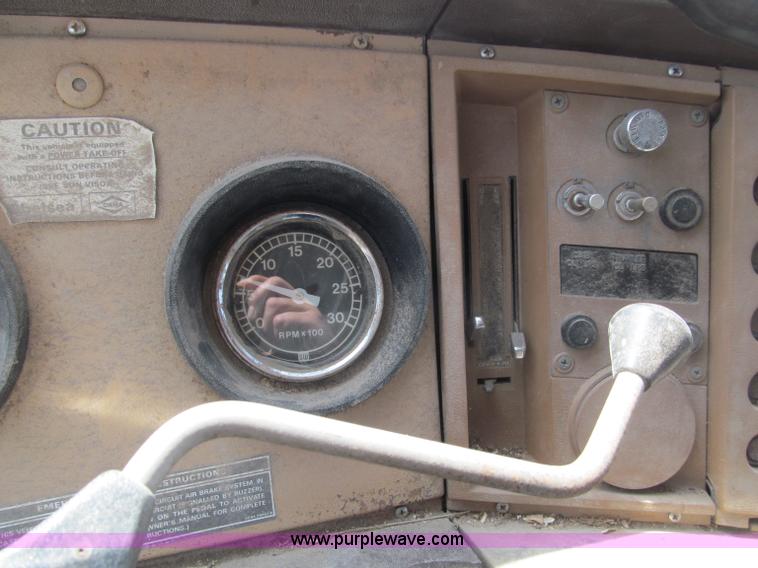 image for item B5122 1977 Ford 9000 tandem axle grain truck