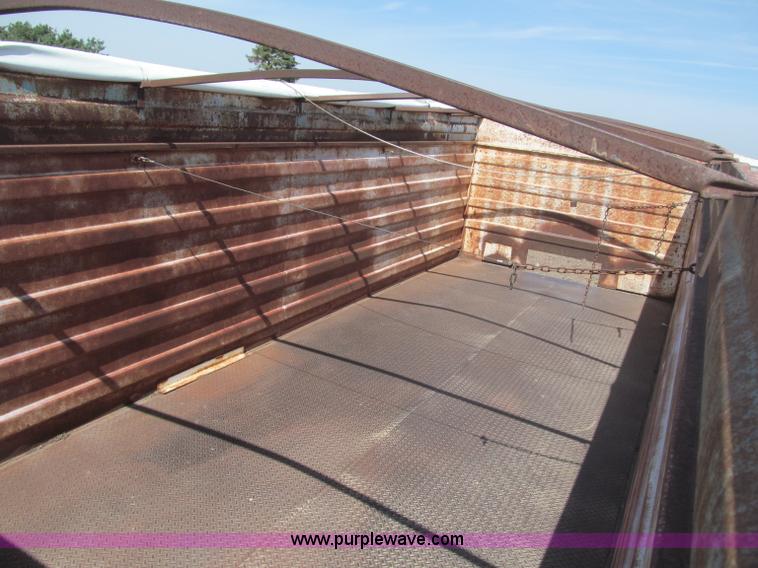 image for item B5122 1977 Ford 9000 tandem axle grain truck