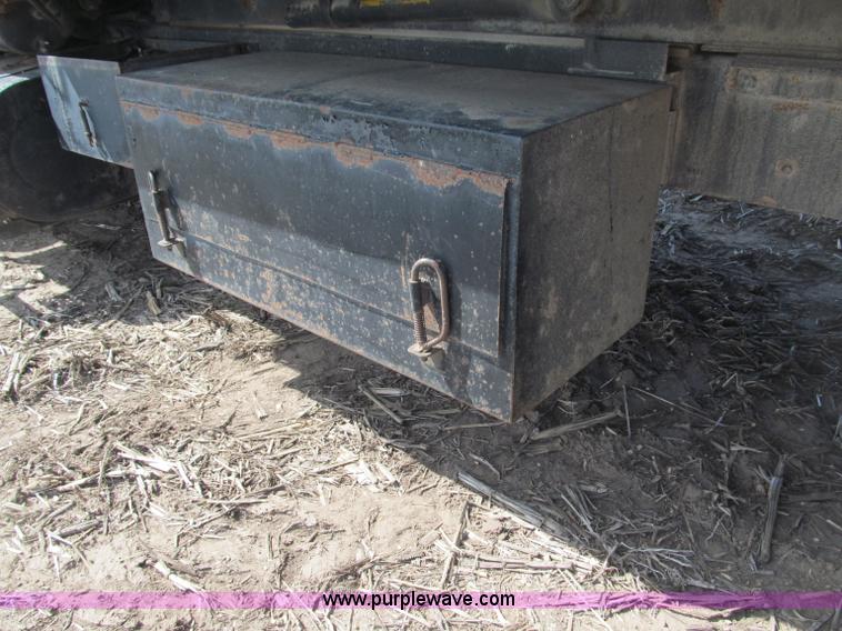 image for item B5122 1977 Ford 9000 tandem axle grain truck