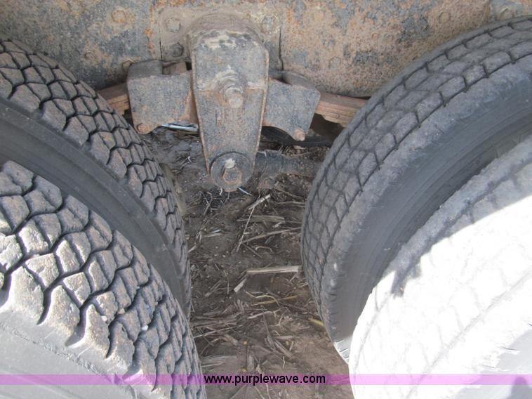 image for item B5122 1977 Ford 9000 tandem axle grain truck