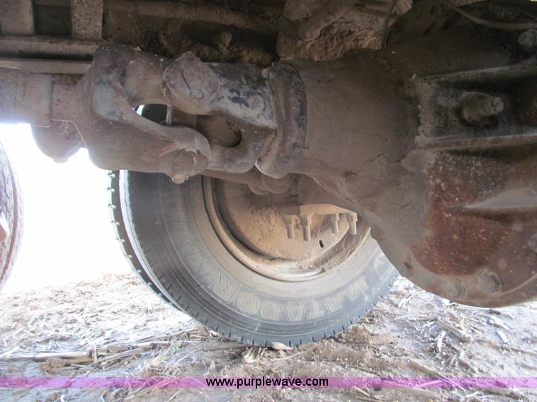 image for item B5122 1977 Ford 9000 tandem axle grain truck