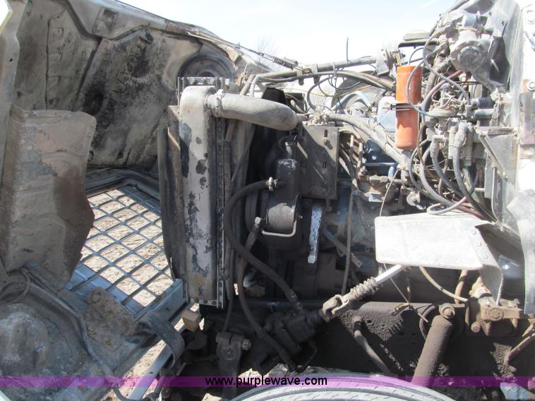 image for item B5122 1977 Ford 9000 tandem axle grain truck