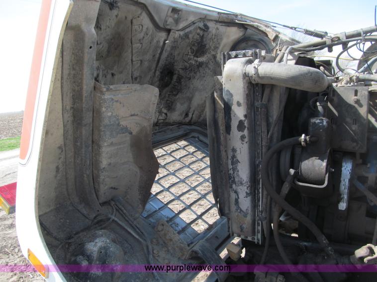 image for item B5122 1977 Ford 9000 tandem axle grain truck