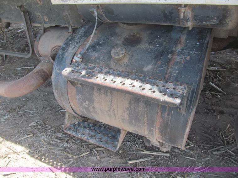 image for item B5122 1977 Ford 9000 tandem axle grain truck