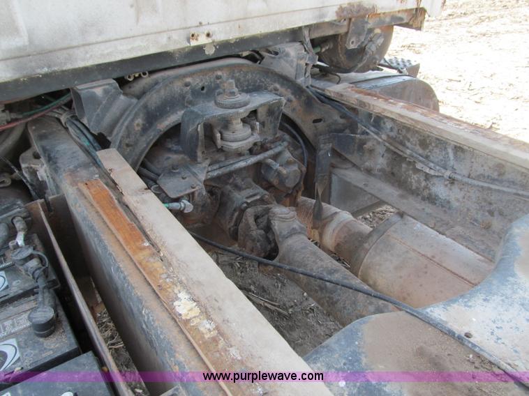 image for item B5122 1977 Ford 9000 tandem axle grain truck