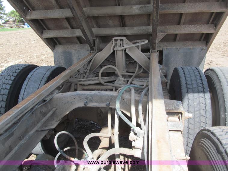 image for item B5122 1977 Ford 9000 tandem axle grain truck
