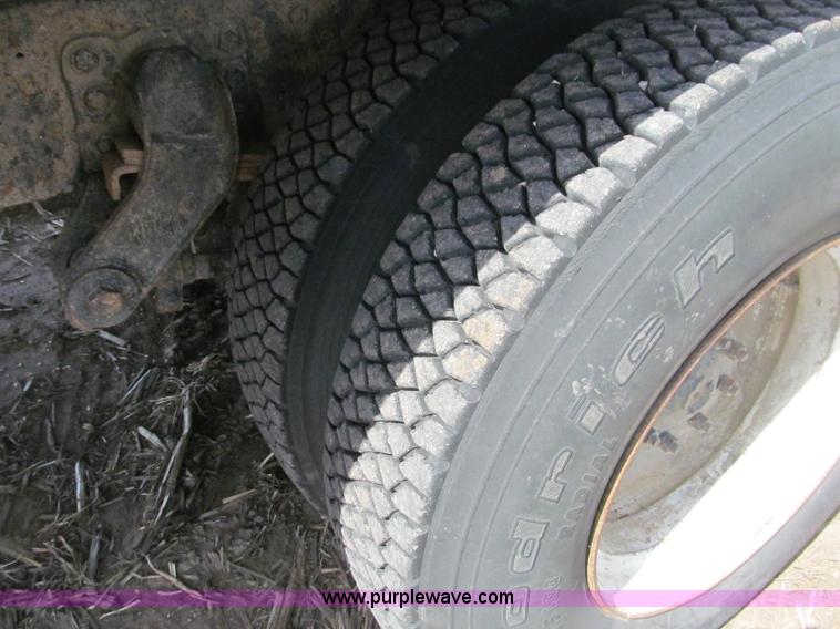 image for item B5122 1977 Ford 9000 tandem axle grain truck