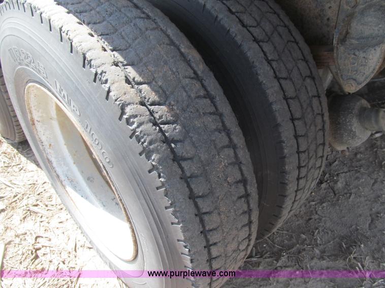 image for item B5122 1977 Ford 9000 tandem axle grain truck