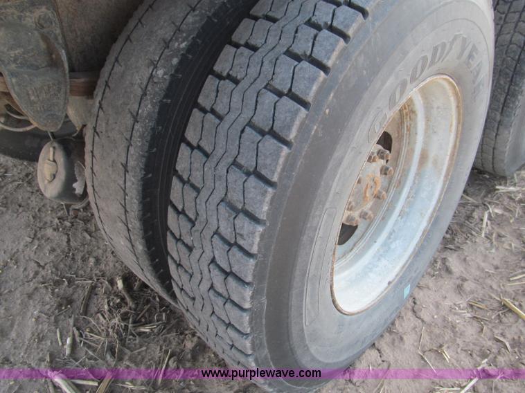 image for item B5122 1977 Ford 9000 tandem axle grain truck