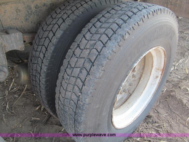 image for item B5122 1977 Ford 9000 tandem axle grain truck