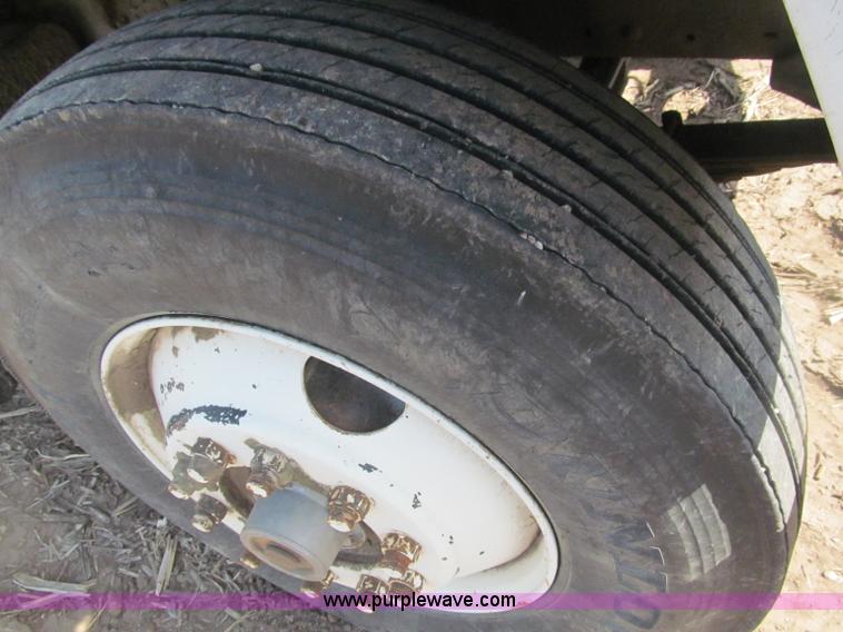 image for item B5122 1977 Ford 9000 tandem axle grain truck