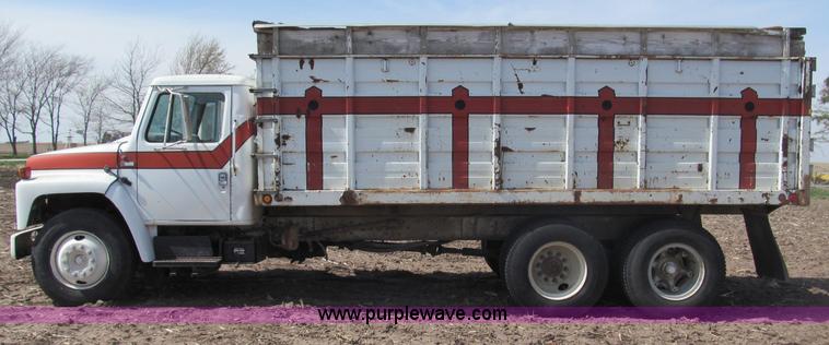 image for item B5123 1979 International 1854 tandem axle grain truck