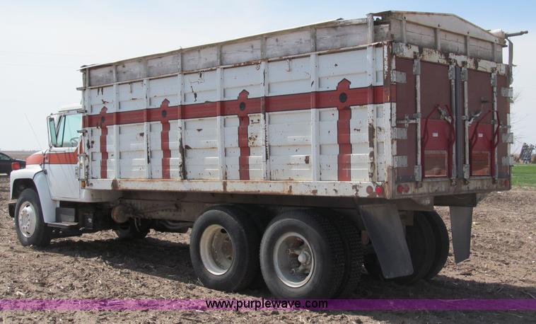 image for item B5123 1979 International 1854 tandem axle grain truck