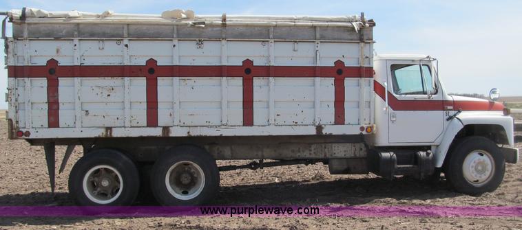 image for item B5123 1979 International 1854 tandem axle grain truck