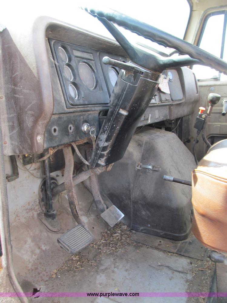 image for item B5123 1979 International 1854 tandem axle grain truck