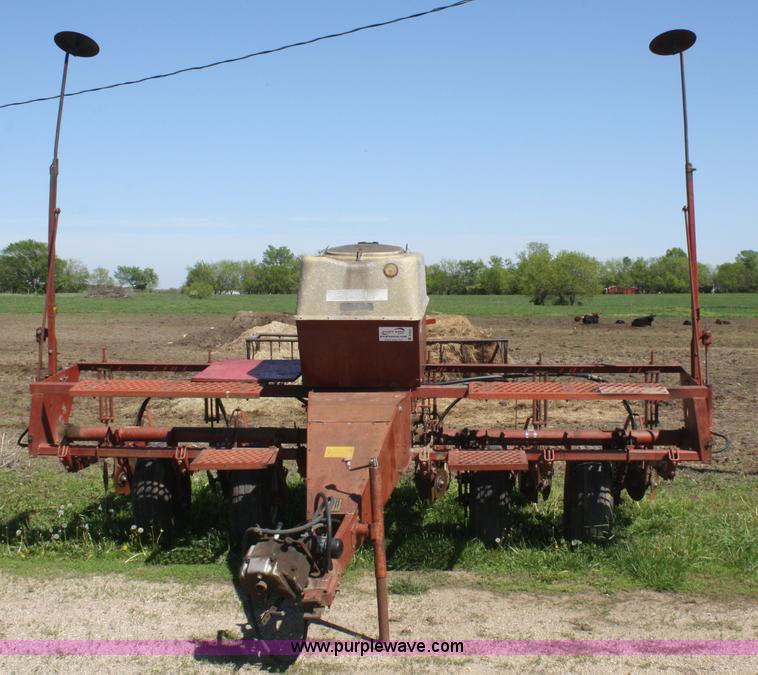 image for item B6521 International 400 Cyclo-Air six row planter