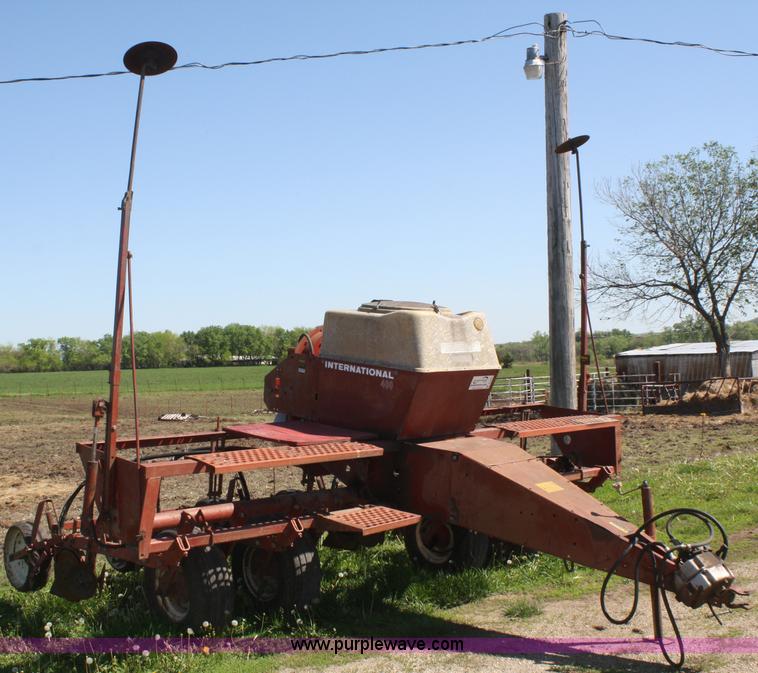 image for item B6521 International 400 Cyclo-Air six row planter
