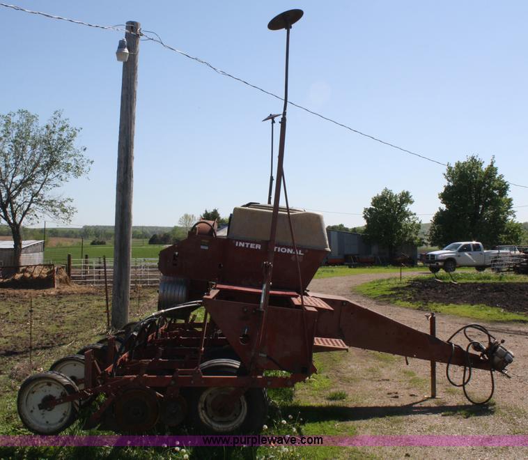 image for item B6521 International 400 Cyclo-Air six row planter