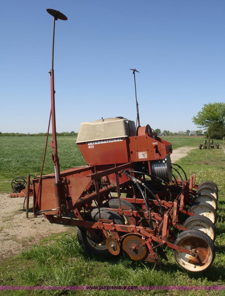 image for item B6521 International 400 Cyclo-Air six row planter