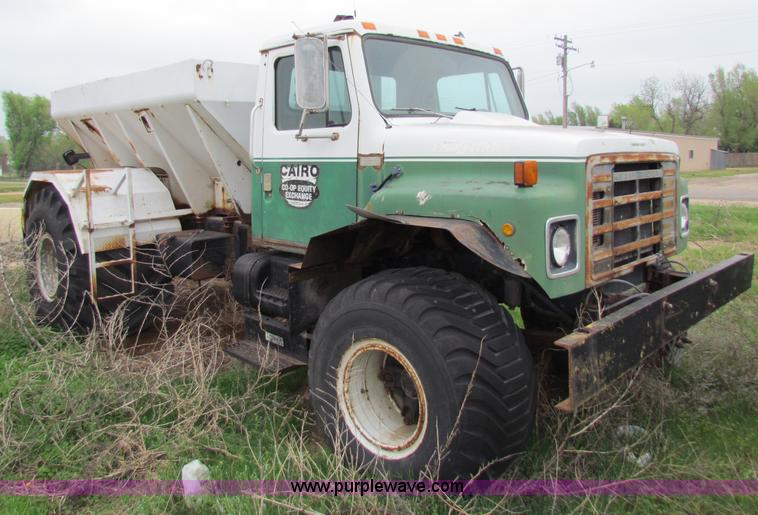 image for item B7212 1981 International Loral 1600C lime spreader truck